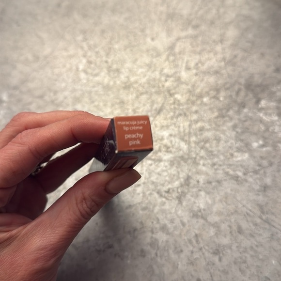 Maracuja Juicy lip crème in peachy pink - Picture 4 of 4